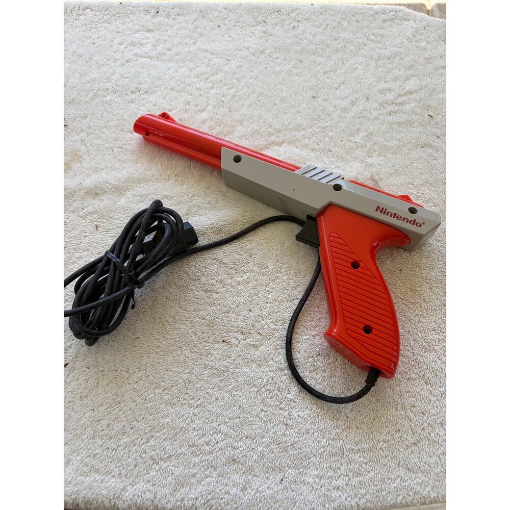 Nintendo 1985 NES Zapper Duck Hunt Gun NES-005 Orange Tested/Works